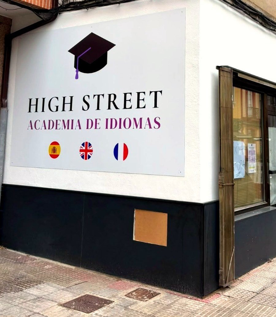 Fachada de la Academia High Street en la calle Pío de Cela de Veguellina de Órbigo, con el rótulo y las banderas de España, Reino Unido y Francia